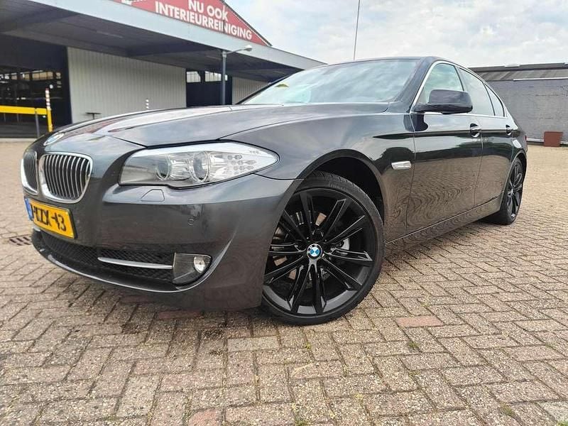 Grijs (metallic) Occasion 2013 BMW 520 Sedan | € 12.500 (Super prijs) - Afbeelding 1/4