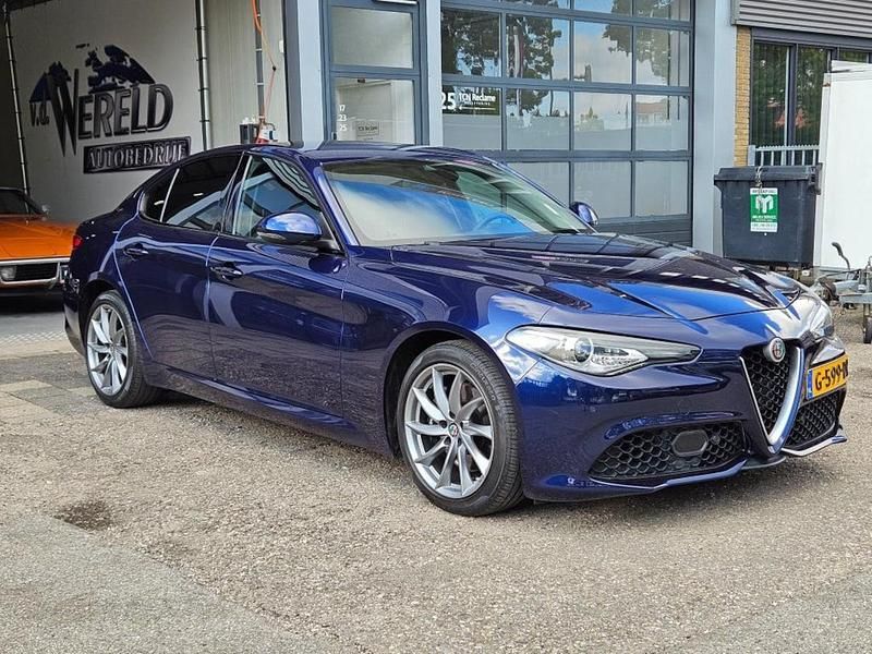Blauw (metallic) Gebruikt 2017 Alfa Romeo Giulia Veloce Sedan | € 25.900 (Goede deal) - Afbeelding 1/4