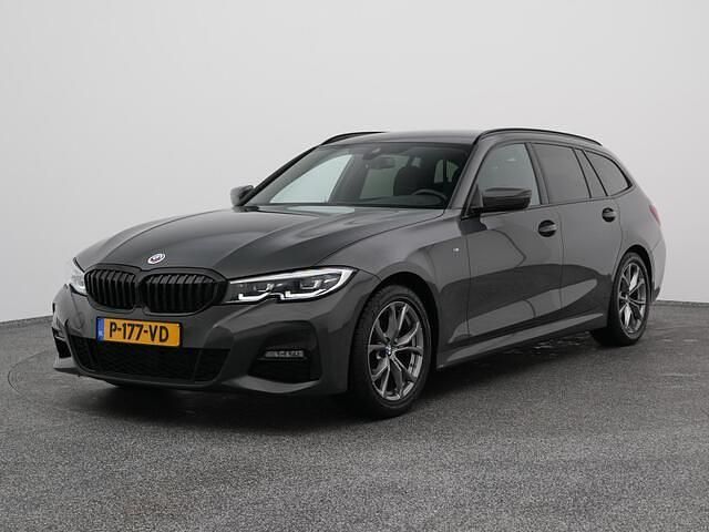 Grijs Occasion 2022 BMW 318 M Sport Stationwagen | € 27.900 (Eerlijke prijs) - Afbeelding 1/4