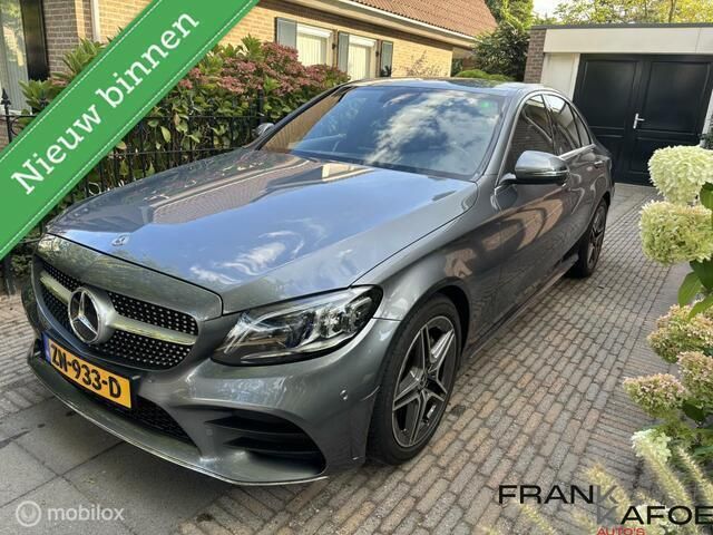 Grijs, metallic lak Gebruikt 2019 Mercedes C180 AMG Sedan | € 28.450 (Eerlijke prijs) - Afbeelding 1/4