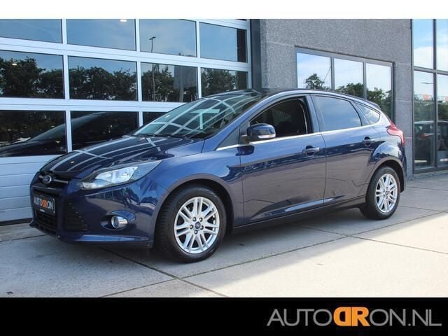 Blauw, metallic lak Gebruikt 2013 Ford Focus Titanium Hatchback | € 5.995 (Eerlijke prijs) - Afbeelding 1/3