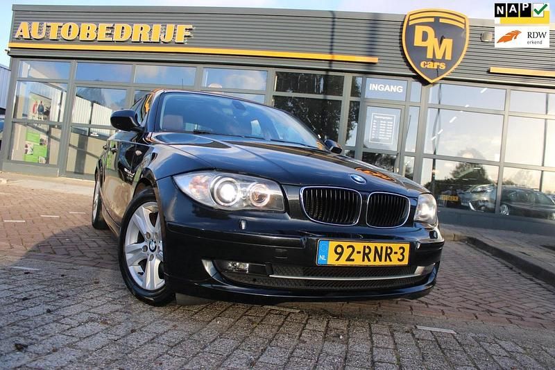 Zwart Occasion 2011 BMW 118 Hatchback | € 3.999 (Eerlijke prijs) - Afbeelding 1/4