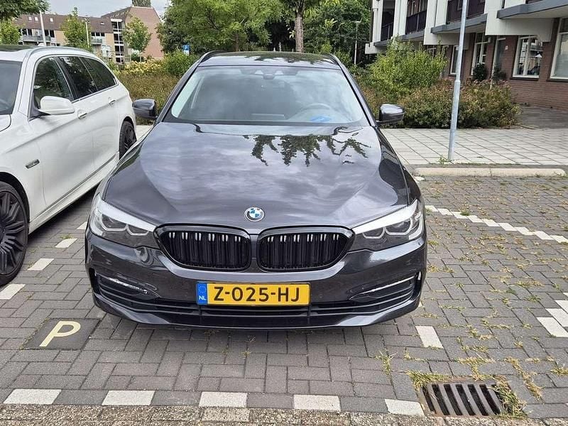 Grijs Gebruikt 2018 BMW 520 Executive Stationwagen | € 16.750 (Eerlijke prijs) - Afbeelding 1/4