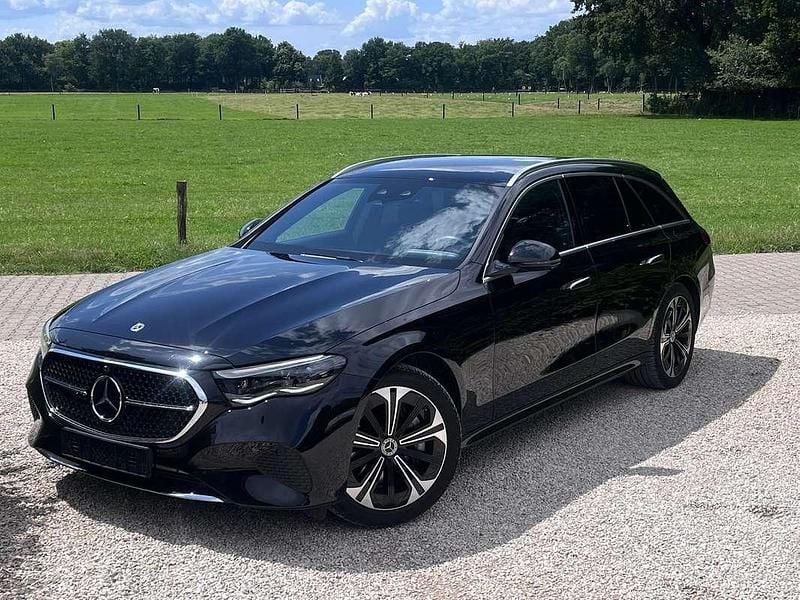 Zwart Occasion 2024 Mercedes E300 Stationwagen | € 54.950 (Super prijs) - Afbeelding 1/4
