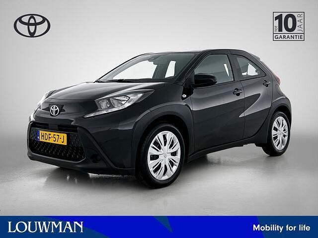 Zwart Gebruikt 2025 Toyota Aygo X Play SUV | € 19.950 - Afbeelding 1/4