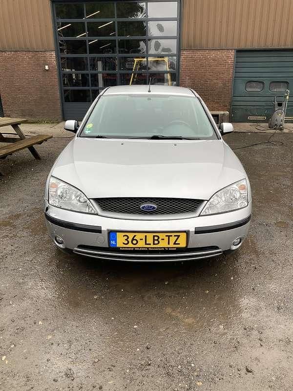 Occasion Ford Mondeo Trend 125 PK (91 kW) 2002 Grijs (metallic) Hatchback