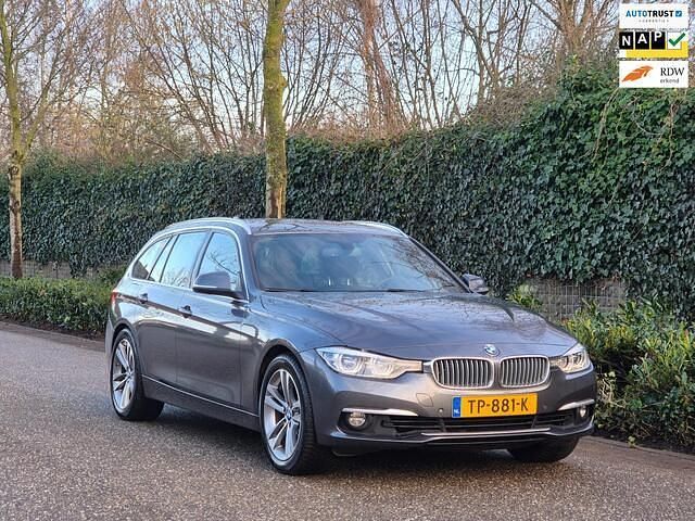 Grijs Gebruikt 2018 BMW 320 Luxury Line Stationwagen | € 19.999 (Super prijs) - Afbeelding 1/4