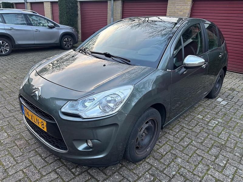 Grijs (metallic) Occasion 2012 Citroën C3 Hatchback | € 2.699 (Eerlijke prijs) - Afbeelding 1/4