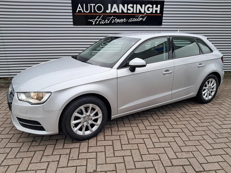 Grijs, metallic lak Gebruikt 2014 Audi A3 Sportback Ambition Hatchback | € 11.900 (Eerlijke prijs) - Afbeelding 1/4