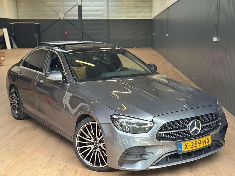 Grijs Gebruikt 2022 Mercedes E220 AMG Sedan | € 39.900 (Eerlijke prijs) - Afbeelding 1/4