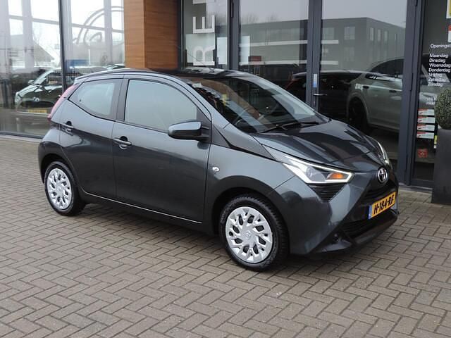 Occasion Toyota Aygo X-play 72 PK (52 kW) 2020 Grijs (metallic) Hatchback