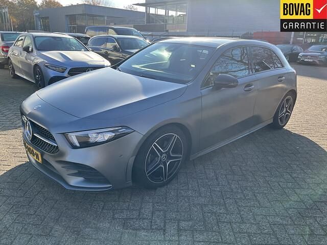 Grijs Gebruikt 2019 Mercedes A180 Business Hatchback | € 21.950 (Eerlijke prijs) - Afbeelding 1/4