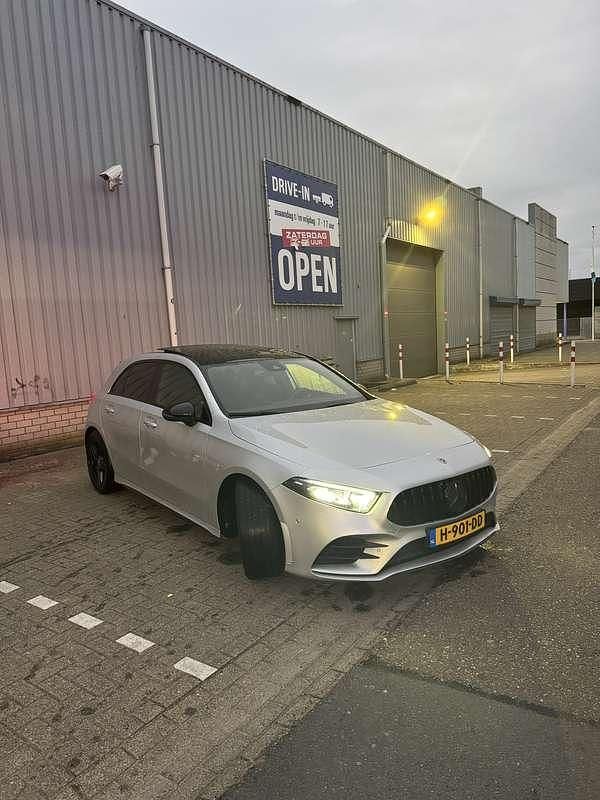 Grijs Gebruikt 2020 Mercedes A180 Stationwagen | € 20.500 (Goede deal) - Afbeelding 1/4