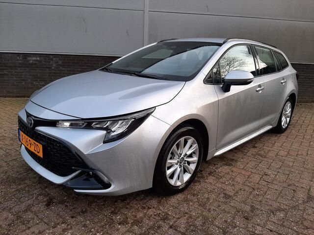 Grijs, metallic lak Gebruikt 2024 Toyota Corolla Active Stationwagen | € 28.980 (Eerlijke prijs) - Afbeelding 1/4