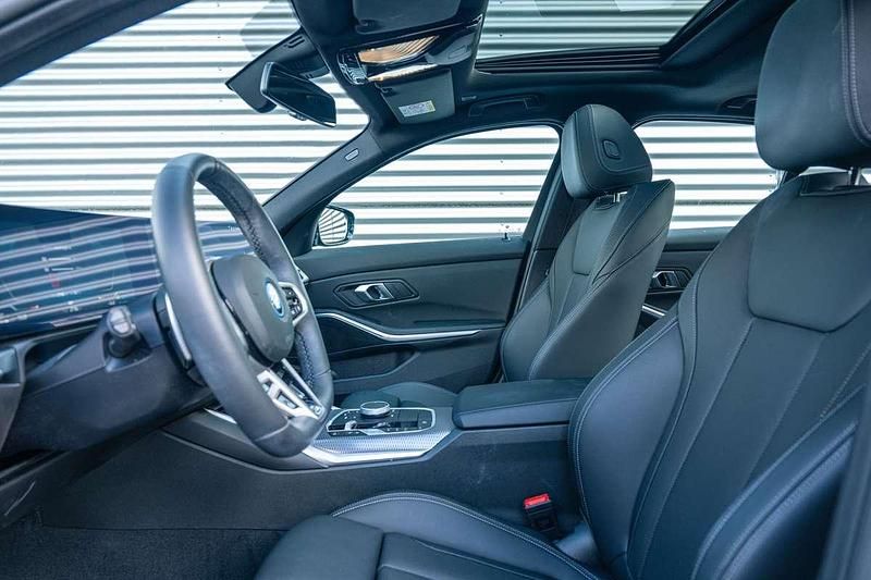 Occasion BMW 330e Comfort Edition 292 PK (214 kW) 2025 Saphirschwarz (donker zwart metallic) Sedan