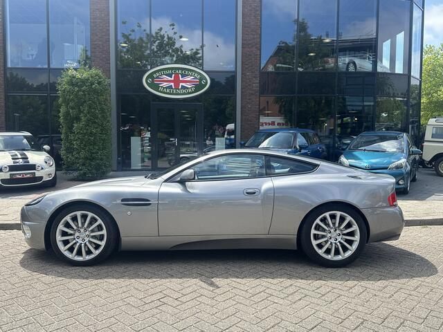 Grijs, metallic lak Gebruikt 2002 Aston Martin Vanquish Coupé | € 74.945 - Afbeelding 1/4