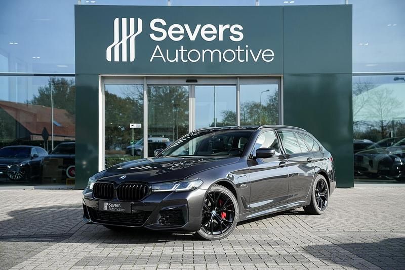 Grijs Gebruikt 2023 BMW 530e M Sport Stationwagen | € 47.888 (Iets duurder) - Afbeelding 1/4