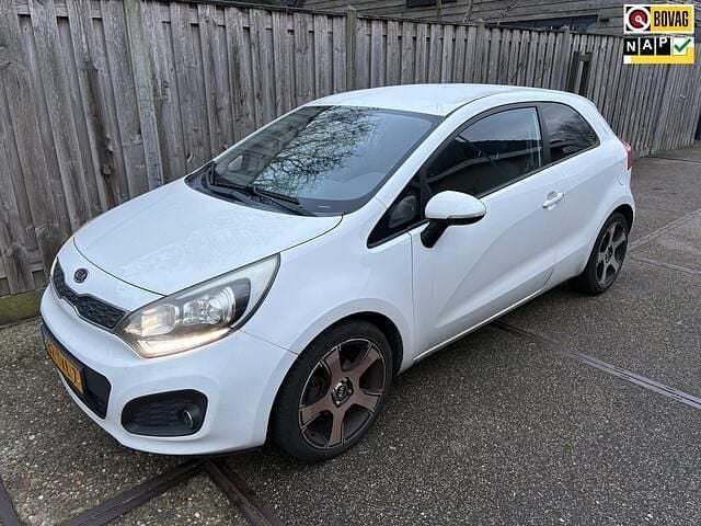 Wit Gebruikt 2012 Kia Rio Plus Hatchback | € 2.450 (Eerlijke prijs) - Afbeelding 1/4