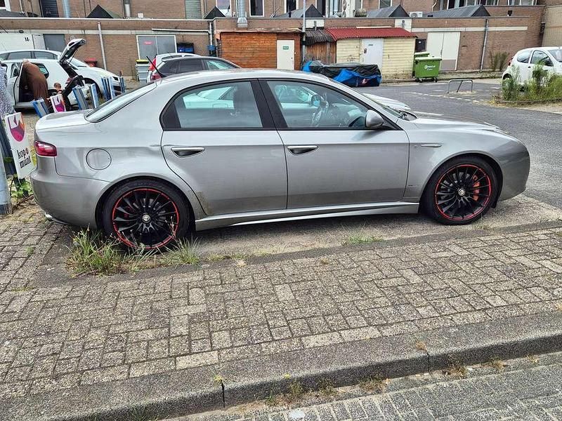 Grijs Gebruikt 2011 Alfa Romeo 159 Distinctive Sedan | € 4.500 (Eerlijke prijs) - Afbeelding 1/4