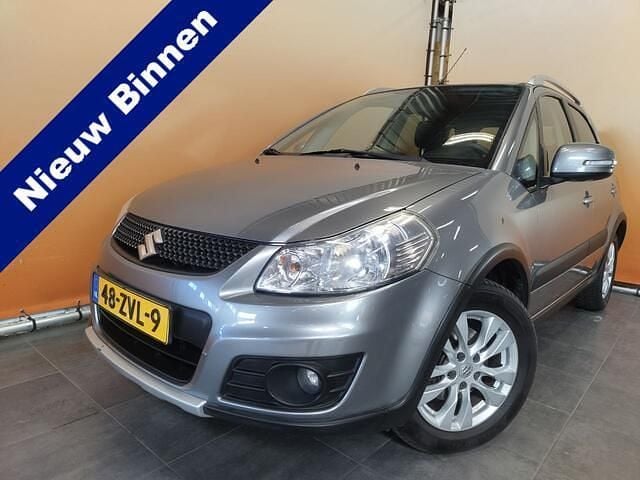 Grijs, metallic lak Gebruikt 2013 Suzuki SX4 MPV | € 7.950 (Eerlijke prijs) - Afbeelding 1/4