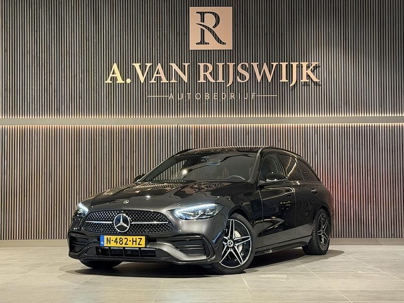 Grijs (metallic) Occasion 2021 Mercedes C200 AMG line Stationwagen | € 36.900 (Iets duurder) - Afbeelding 1/4