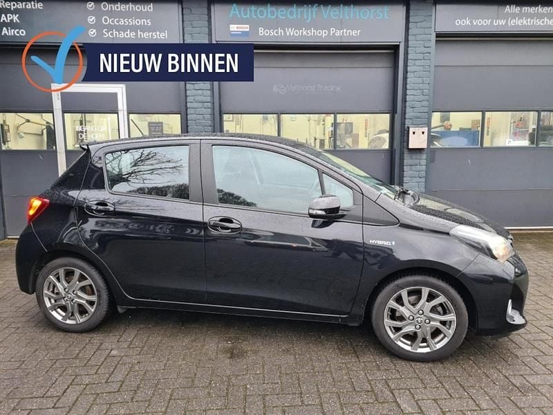 Zwart (metallic) Gebruikt 2017 Toyota Yaris Hybrid Hatchback | € 11.249 (Super prijs) - Afbeelding 1/4