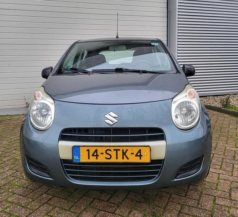 Grijs (metallic) Gebruikt 2011 Suzuki Alto Hatchback | € 3.645 (Goede deal) - Afbeelding 1/4
