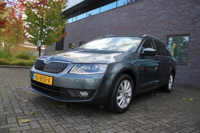 Grijs Gebruikt 2017 Skoda Octavia Business Line Stationwagen | € 11.999 (Goede deal) - Afbeelding 1/4