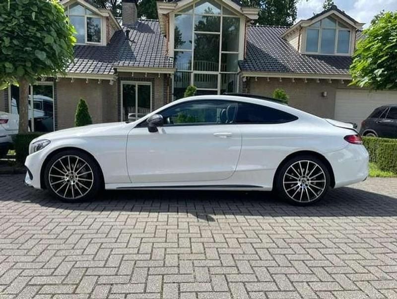 Wit Gebruikt 2017 Mercedes C180 AMG line Coupé | € 17.800 - Afbeelding 1/4