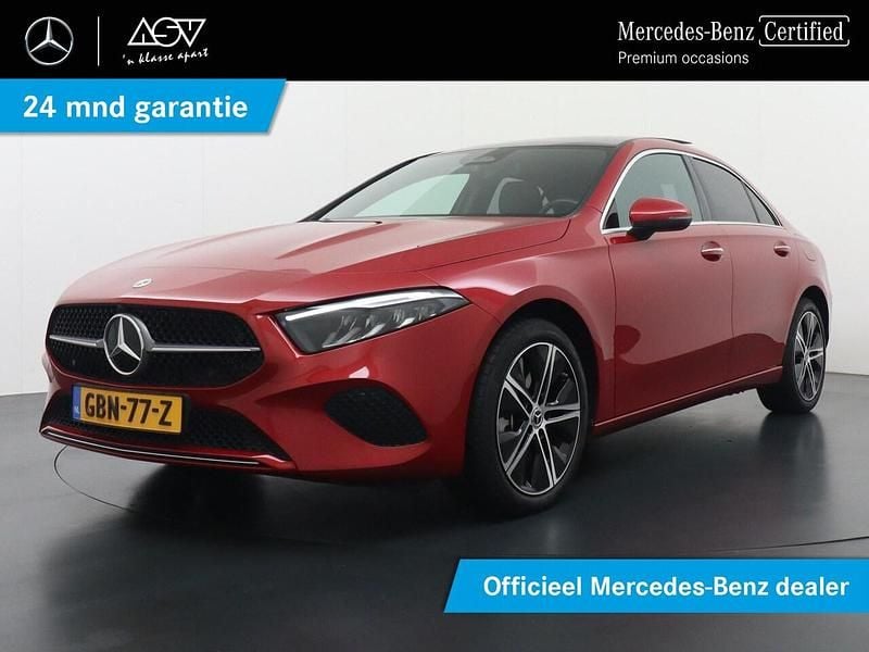Rood Gebruikt 2024 Mercedes A250 Luxury Sedan | € 38.880 (Iets duurder) - Afbeelding 1/4