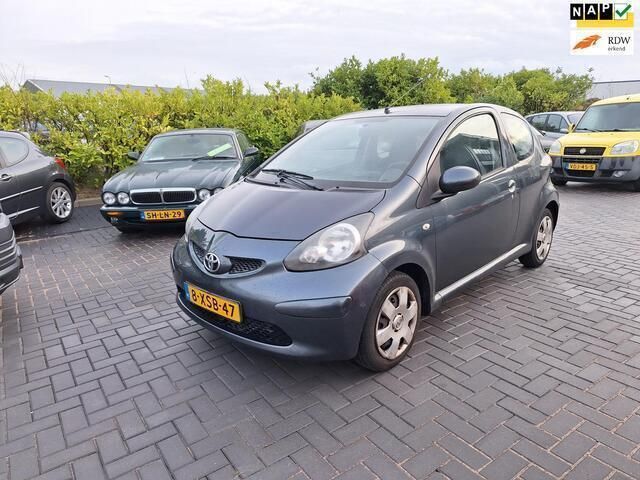 Grijs, metallic lak Gebruikt 2007 Toyota Aygo Hatchback | € 1.799 (Iets duurder) - Afbeelding 1/4