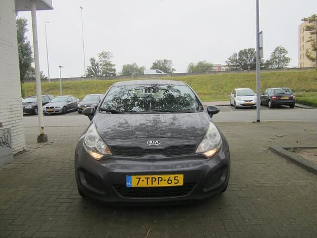 Grijs Gebruikt 2014 Kia Rio Comfort Hatchback | € 4.350 (Eerlijke prijs) - Afbeelding 1/4