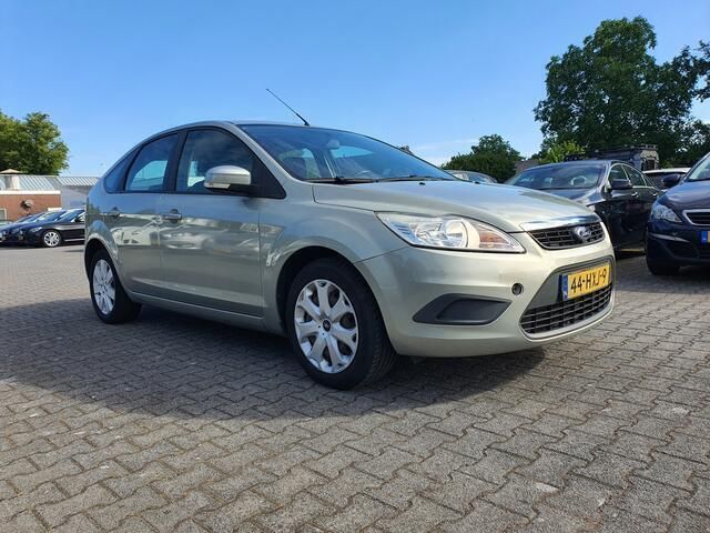 Groen metallic Gebruikt 2009 Ford Focus Trend Hatchback | € 1.645 (Eerlijke prijs) - Afbeelding 1/4