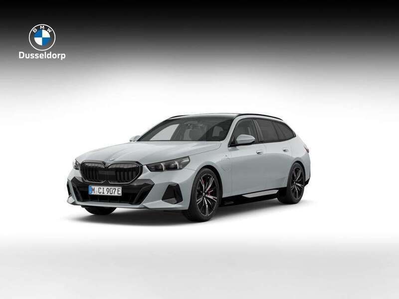 Grijs, metallic lak Nieuw 2024 BMW 530e M Sport Stationwagen | € 86.968 - Afbeelding 1/4