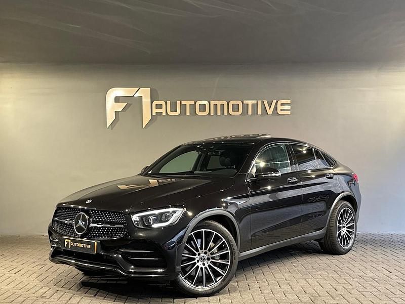 Zwart (metallic) Gebruikt 2020 Mercedes GLC300 AMG Coupé | € 49.250 (Duur) - Afbeelding 1/3