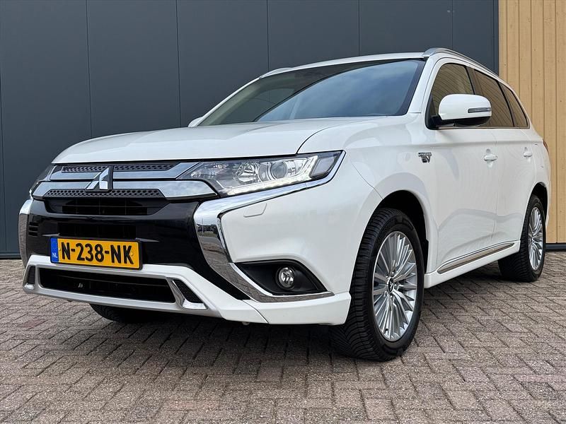 Wit Occasion 2020 Mitsubishi Outlander Intense SUV | € 24.950 (Eerlijke prijs) - Afbeelding 1/4