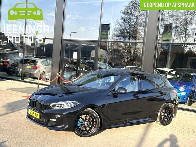 Zwart Occasion 2023 BMW 118 M Sport Hatchback | € 29.894 (Iets duurder) - Afbeelding 1/4