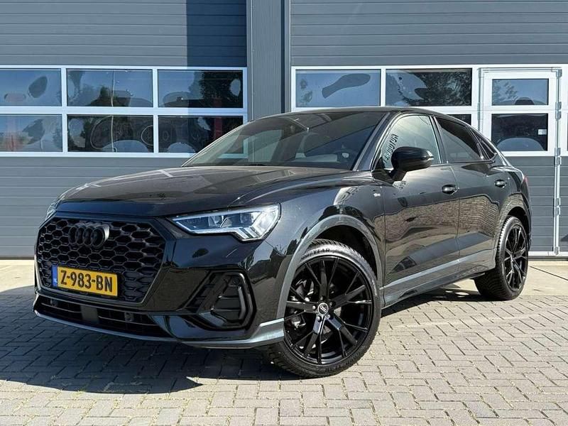 Zwart, metallic lak Gebruikt 2022 Audi Q3 Sportback Black Edition SUV | € 39.500 (Super prijs) - Afbeelding 1/4