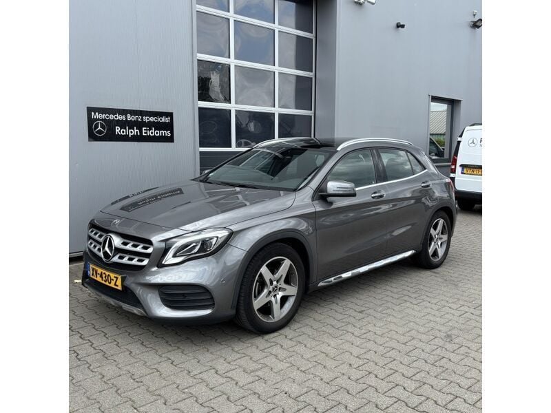 Grijs Gebruikt 2019 Mercedes 180 AMG Sedan | € 25.950 (Super prijs) - Afbeelding 1/4