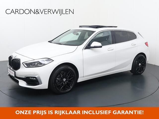 Wit Gebruikt 2020 BMW 118 Executive Hatchback | € 23.940 (Eerlijke prijs) - Afbeelding 1/4