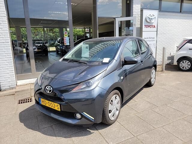 Grijs Gebruikt 2015 Toyota Aygo X-play Hatchback | € 6.899 (Eerlijke prijs) - Afbeelding 1/4