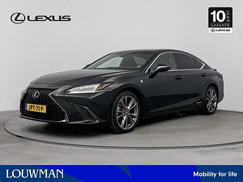 Graphite black (zwart metallic) Occasion 2021 Lexus ES300H Sport Line Sedan | € 40.950 (Eerlijke prijs) - Afbeelding 1/4