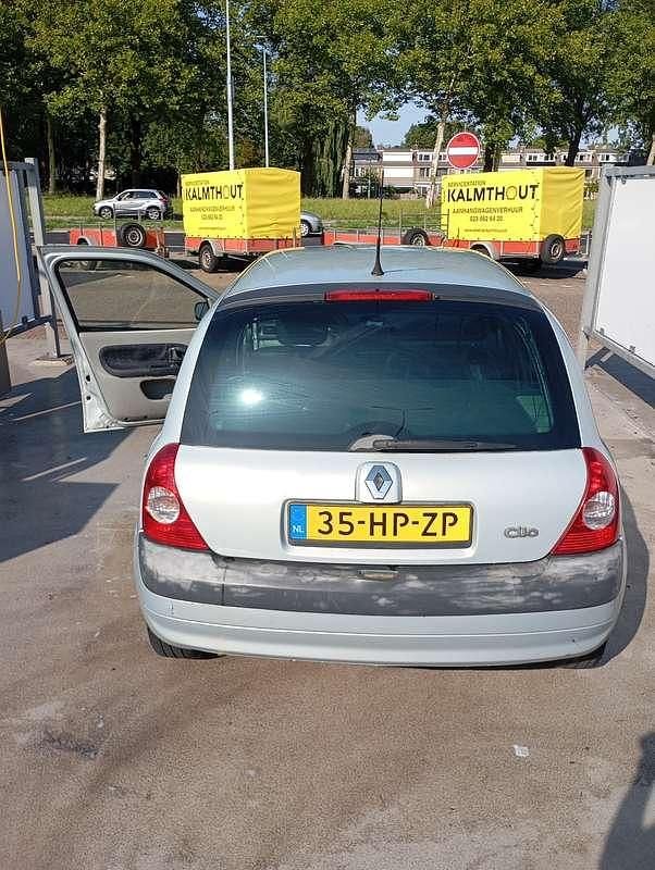 Grijs Gebruikt 2001 Renault Clio II Authentique Hatchback | € 1.250 (Eerlijke prijs) - Afbeelding 1/4