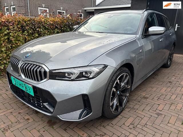Grijs Gebruikt 2025 BMW 330 M Sport Stationwagen | € 27.500 - Afbeelding 1/4