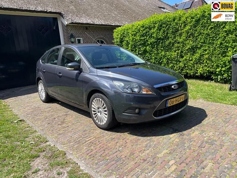 Grijs Gebruikt 2008 Ford Focus Titanium Hatchback | € 1.950 (Goede deal) - Afbeelding 1/3
