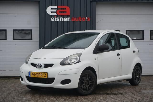 Wit Gebruikt 2011 Toyota Aygo Hatchback | € 1.949 (Goede deal) - Afbeelding 1/4