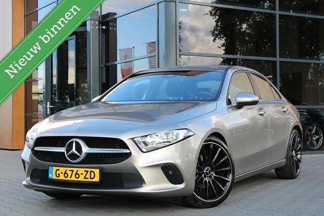 Grijs Gebruikt 2020 Mercedes A180 Business Sedan | € 24.450 (Goede deal) - Afbeelding 1/4