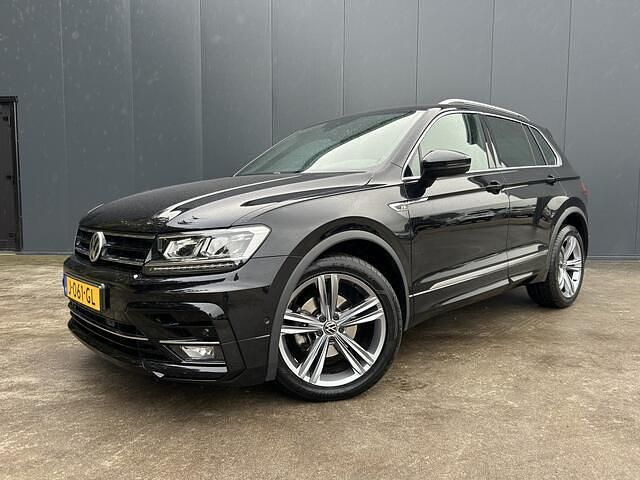 Zwart Gebruikt 2020 VW Tiguan Highline SUV | € 25.450 (Goede deal) - Afbeelding 1/4