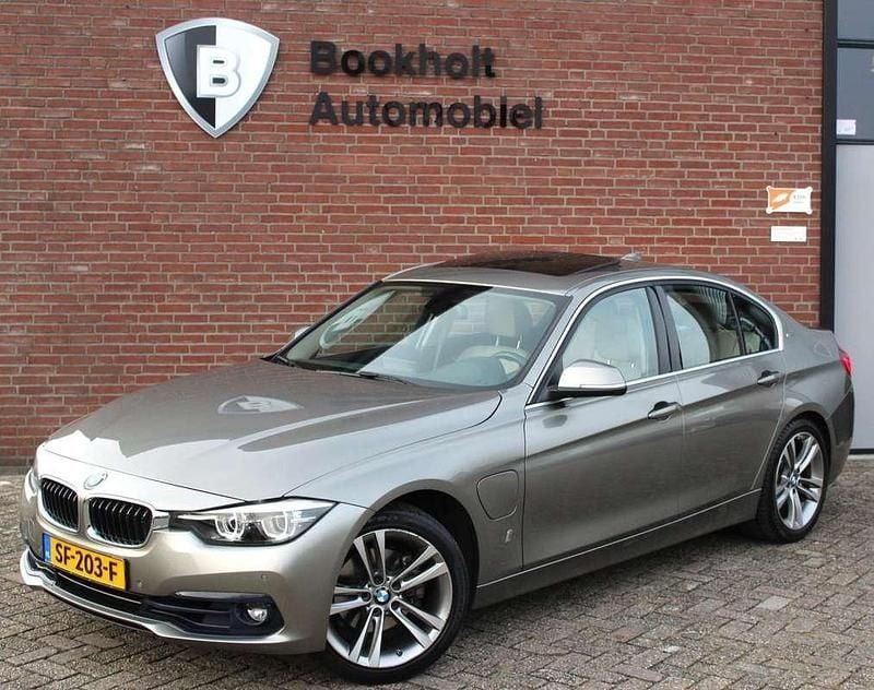 Zilver Occasion 2018 BMW 330e Sport Line Sedan | € 18.950 (Super prijs) - Afbeelding 1/4