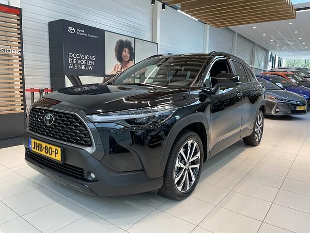 Zwart Nieuw 2025 Toyota Corolla Cross Style SUV | € 44.950 (Duur) - Afbeelding 1/4